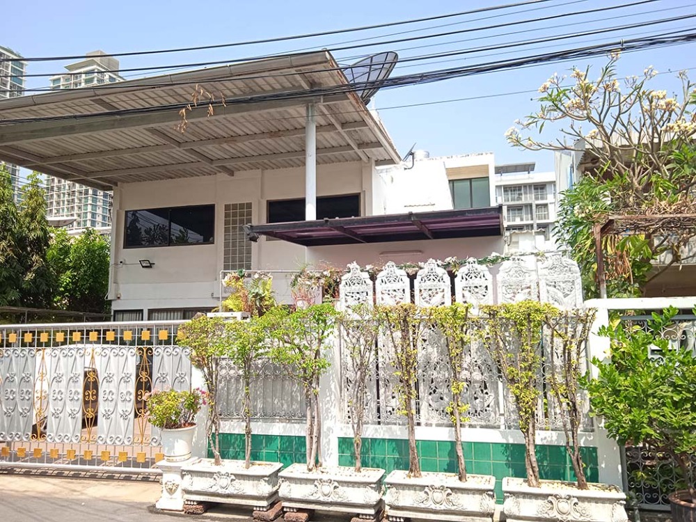 For SaleHouseSukhumvit, Asoke, Thonglor : For sale: Single house in Sukhumvit 49, Khlong Tan Nuea, Wattana, near Thonglor BTS, 67 sq.w.