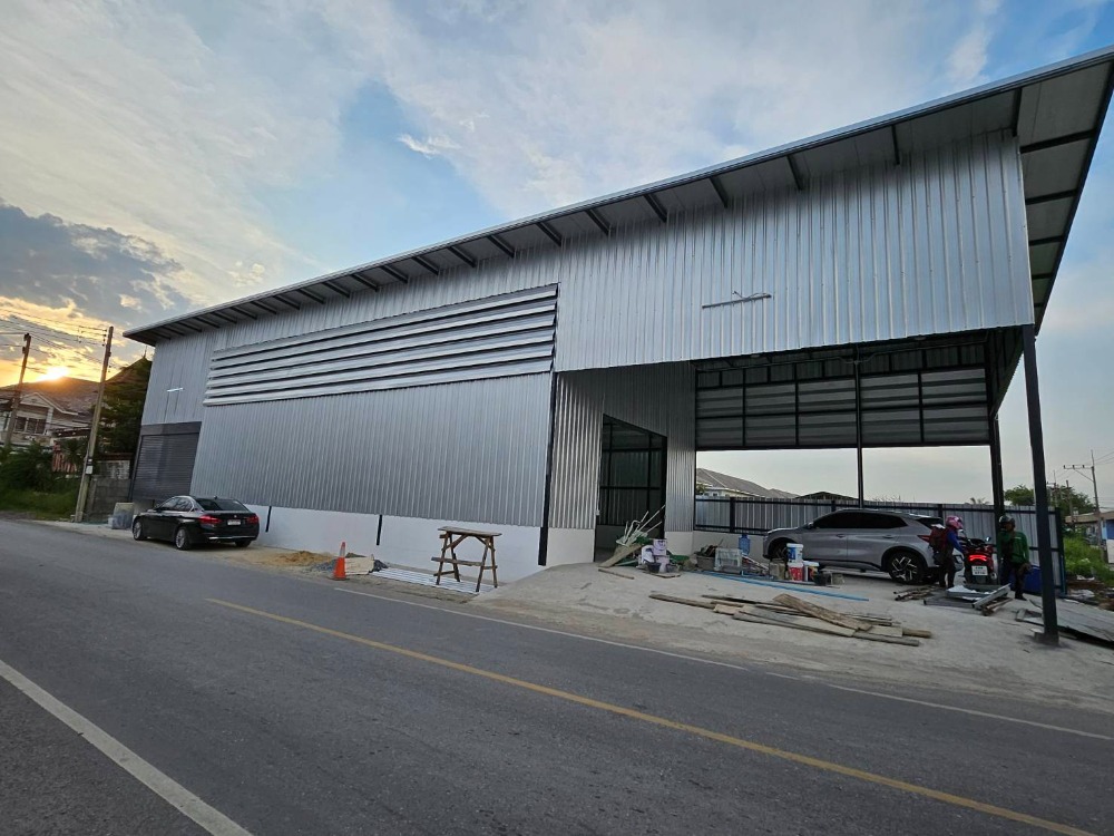 For RentWarehousePhutthamonthon, Salaya : New warehouse for rent, located on the road in Soi Wat Nakhon Chuen Chum, Phutthamonthon Sai 4, usable area 240 sq m, land 100 wa, 2 offices, 2 bathrooms, convenient for cars, can enter and exit via many routes, suitable for medium-sized businesses, SMEs