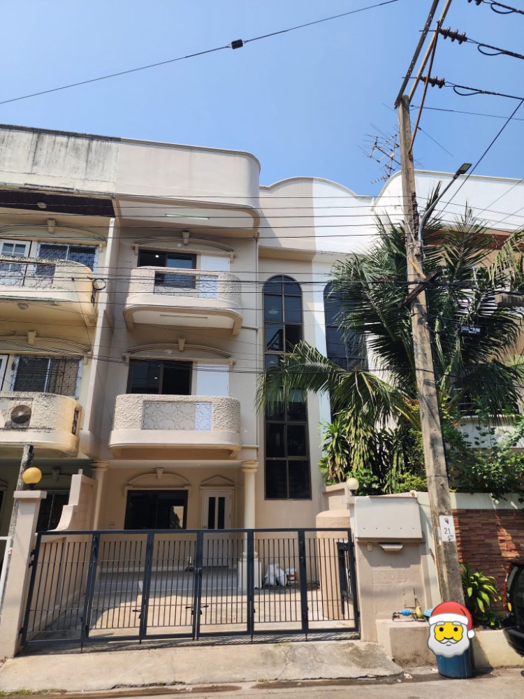 For RentTownhouseChokchai 4, Ladprao 71, Ladprao 48, : 🏡Townhouse for rent, 3 floors, Village 84 Townhouse, Soi Lat Phrao 84 (Pra Pradit Manutham 3), 4 bedrooms, 3 bathrooms, near MRT Yellow Line Station (Lat Phrao 71 Station), newly decorated townhouse, nice to live in!! 🔥Rental price 39,000/month