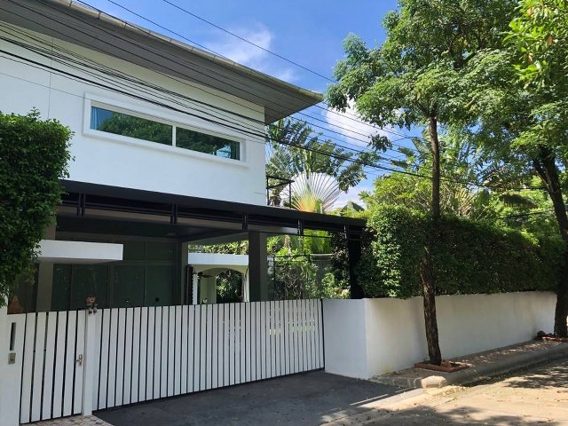 For SaleHouseNawamin, Ramindra : For sale: 2-storey corner detached house, Noble Geo Watcharapol, area size 105.6 sq.w., convenient transportation, near the Pink Line and Chalongrat Expressway, entrance-exit point of the Ram Intra-Achanong Expressway, Bang Khet, Bangkok.