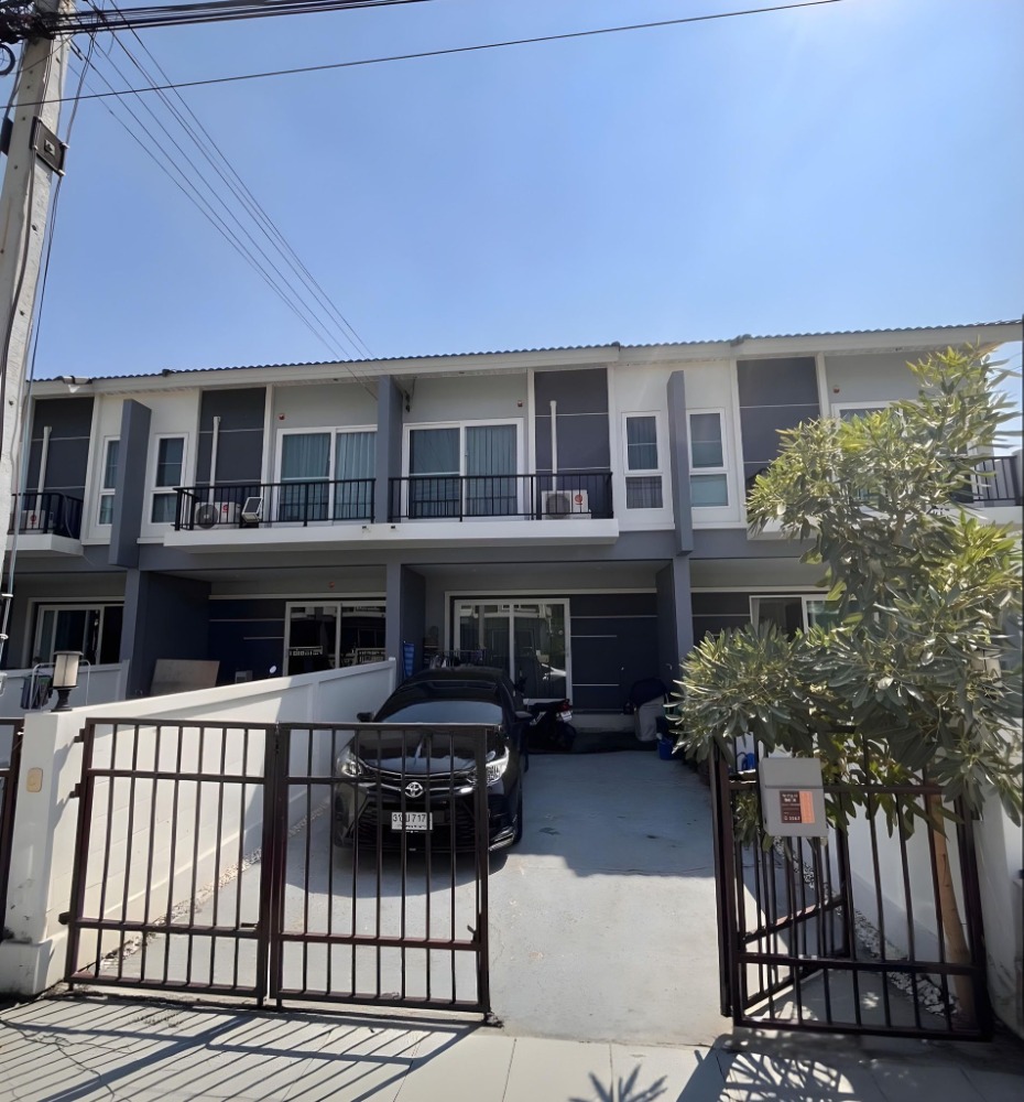 For RentTownhouseMahachai Samut Sakhon : 2-storey townhouse with furniture, beautifully decorated, for rent in Mahachai-Phanthai Norasing area, near Big C Market, Phanthai Norasing, only 3 km.