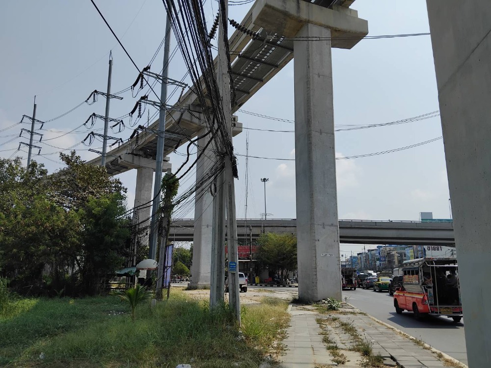 For SaleLandSamut Prakan,Samrong : Land for sale on Theparak Road, at the Srinakarin Road intersection, not far from the Si Theparak Yellow Line BTS station.