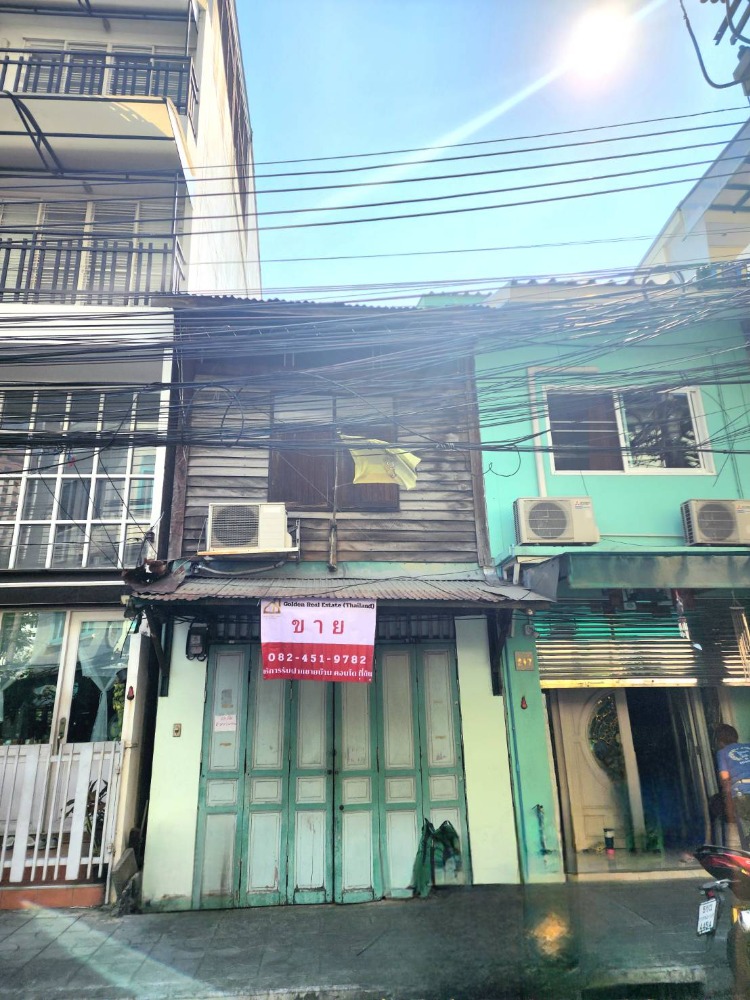 For SaleShophouseSilom, Saladaeng, Bangrak : For sale: 1 shophouse, opposite Central Bang Rak