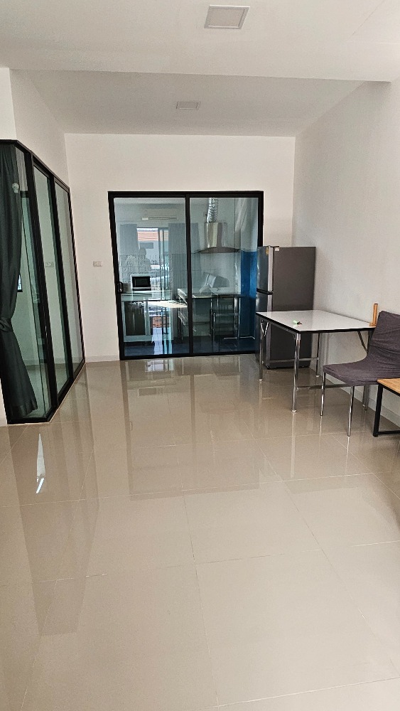 For RentTownhousePathum Thani,Rangsit, Thammasat : Townhouse for rent, 4 bedrooms, 2 bathrooms, air conditioning, fully furnished, Khlong Luang, near Wat Thamkor, Thai Market, Bangkok University, Thammasat University.