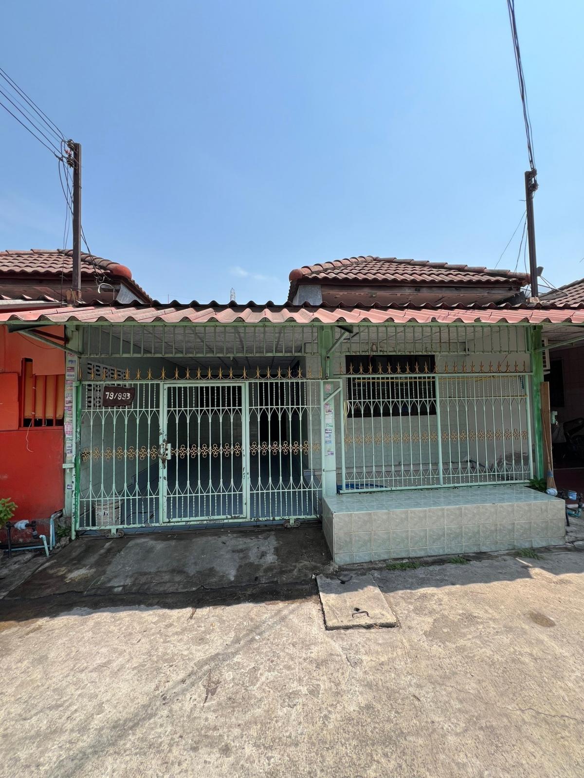 For RentTownhomePathum Thani,Rangsit, Thammasat : (Ready to move in) Townhouse in good condition, near Lotus Khlong 7, has parking space in the house, lots of usable space