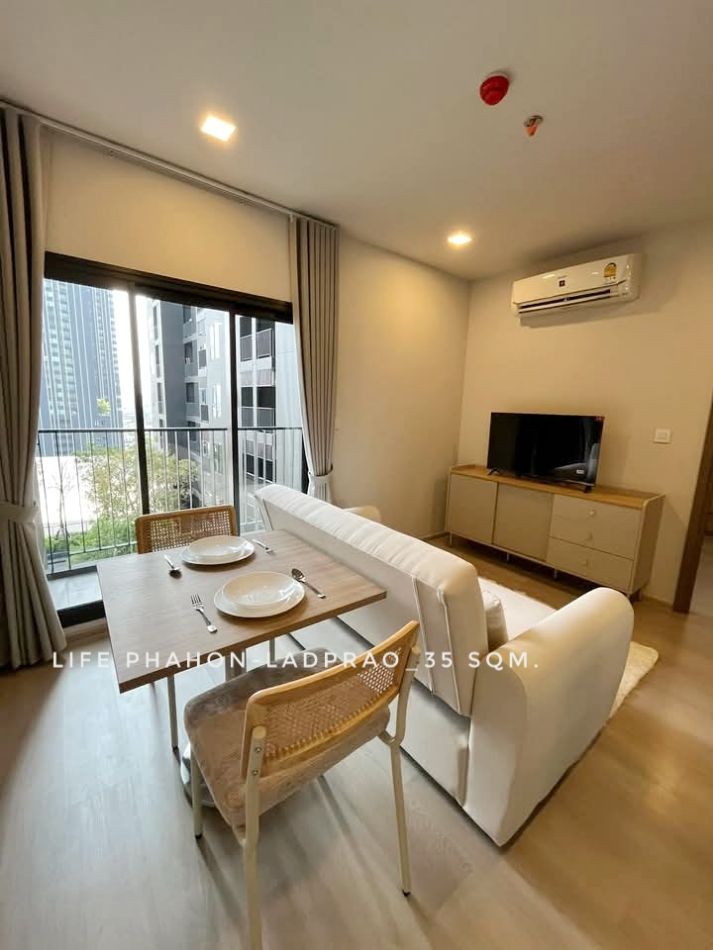 For RentCondoLadprao, Central Ladprao : Condo for rent, new room, ready to move in, 1 bedroom, Life Phahonyothin-Ladprao, 35 sq m., opposite Central Ladprao, easy to find food.