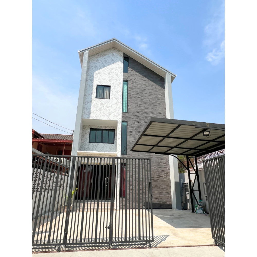 For RentHouseNawamin, Ramindra : For Rent: 2.5-Story Detached House, Nawamin 24 Alley The area in front of the house is spacious, with parking for 4 cars. The house is brand new and never been lived in.