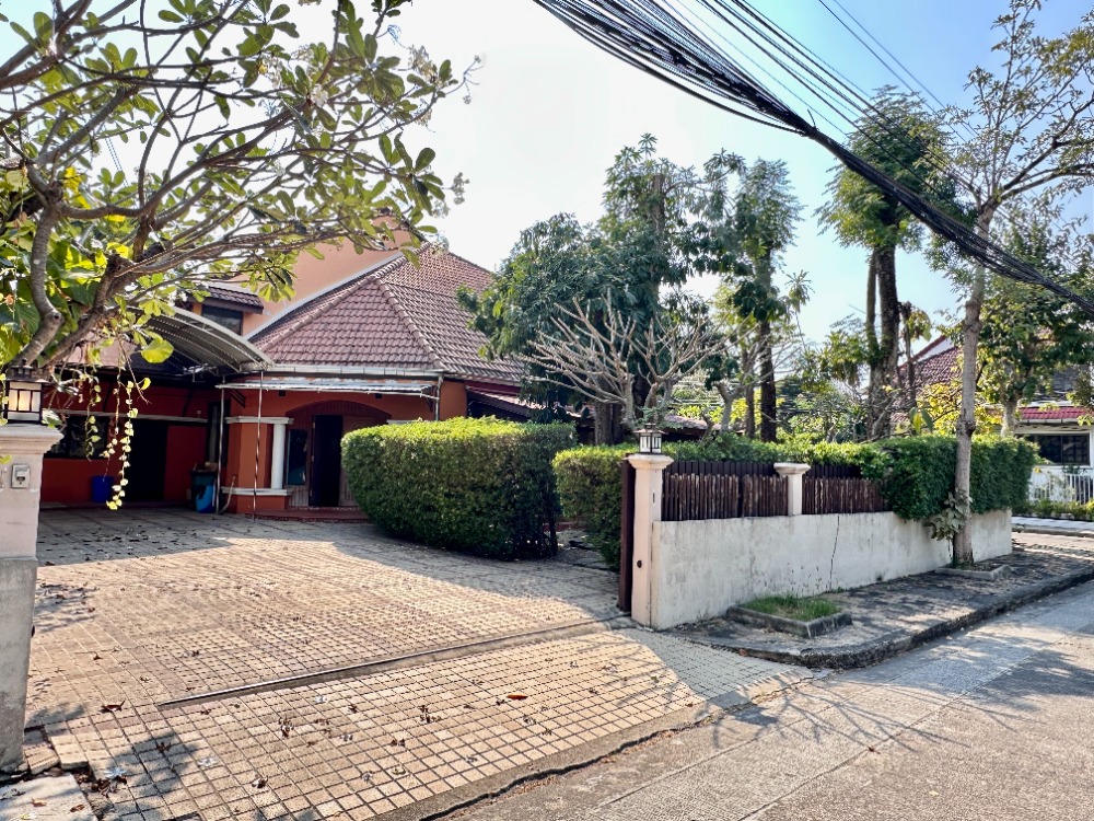 For SaleHouseMin Buri, Romklao : House for sale in Sammakorn, corner house, good location, shady, 133 sq m, 5 bedrooms, 3 bathrooms, living room, Thai kitchen, Western kitchen, fitness room