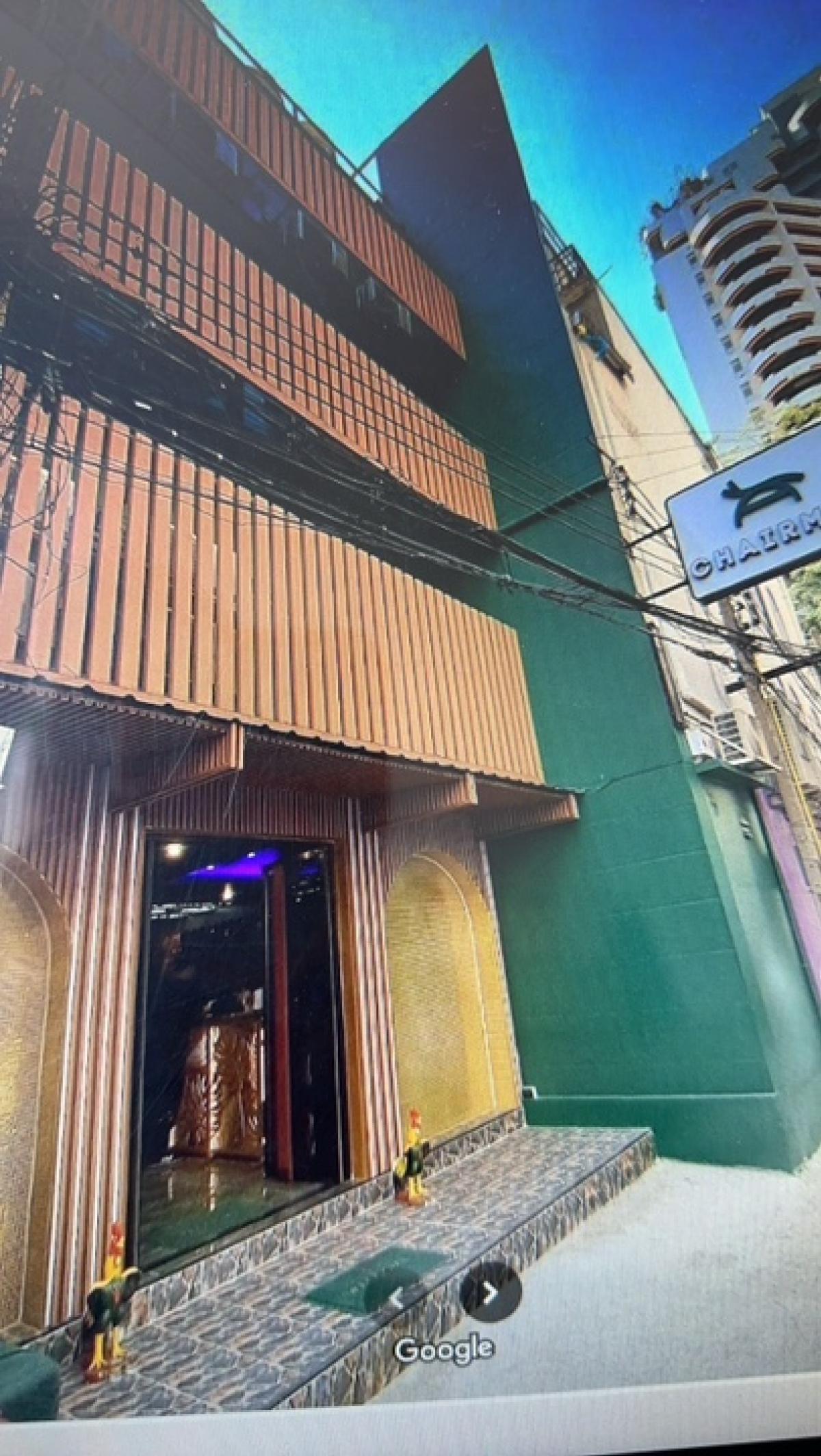 For SaleTownhouseSukhumvit, Asoke, Thonglor : Townhouse for sale, 4 floors, Sukhumvit 33, near EmQuartier Emsphere, area 27 square wah, selling for 34 million baht.