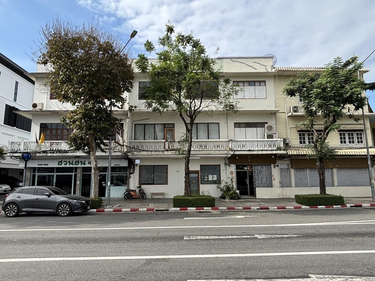 For RentShophouseRatchathewi,Phayathai : Building for rent: opposite the Chalermprakiat Park Rama IX (formerly Nang Loeng Horse Racecourse), very good location in the heart of Bangkok.