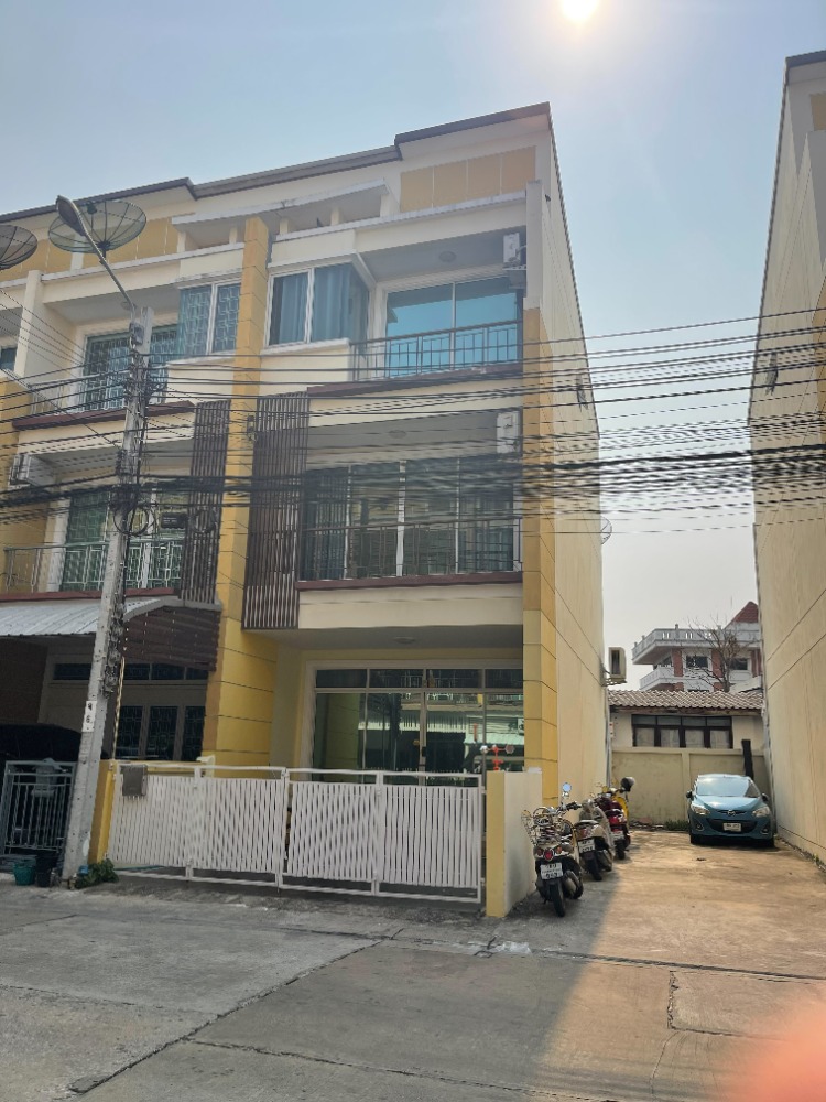 For RentTownhomeLadprao101, Happy Land, The Mall Bang Kapi : Urgent house for rent!! Lat Phrao 101, Soi 42 🐶 Pets are allowed😻✨Pradya in Town Ladpraw 101 Project