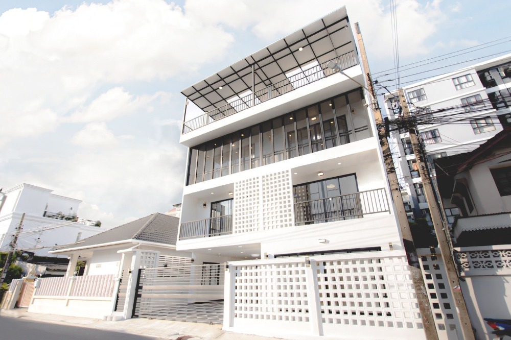 For SaleHome OfficeKasetsart, Ratchayothin : For sale 4-storey Home office - Lat Phrao, Ratchada