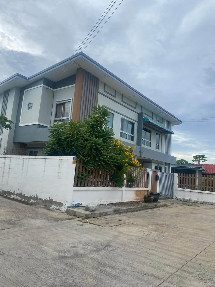 For RentTownhouseRathburana, Suksawat : 🏡 Corner house for rent, Sinthavee Grand Ville Village, Pracha Uthit 90 ✨ New house, 5 years old 🆕 Fully furnished, ready to move in, air conditioning in every room 064-974-2441