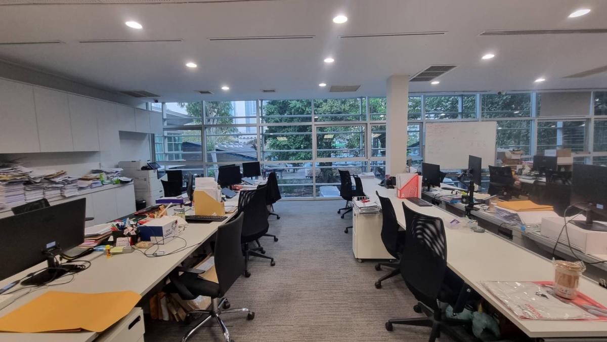 For RentOfficeSukhumvit, Asoke, Thonglor : Ekkamai office for rent, water and electricity free!! With furniture, tables and chairs, ready to move in, good location, lots of parking, 108 square meters, 100,000 baht