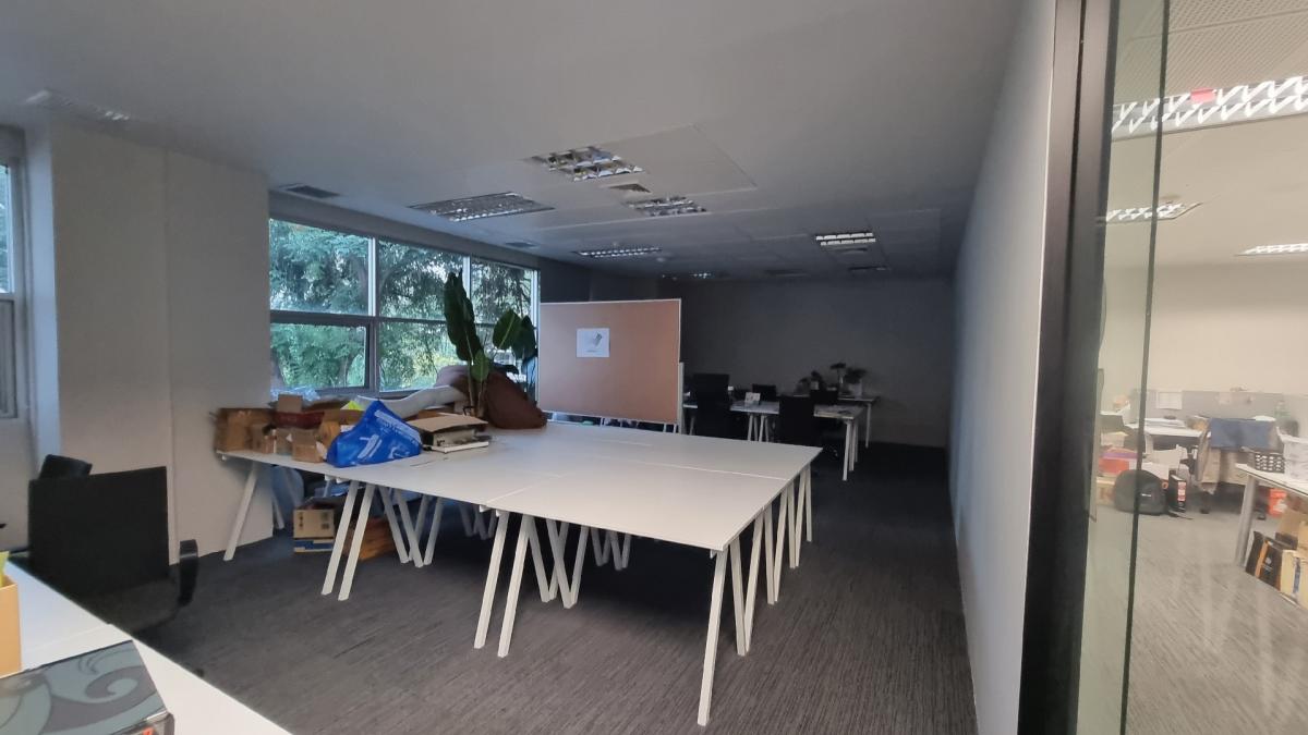 For RentOfficeSukhumvit, Asoke, Thonglor : Ekkamai office for rent, water and electricity free!! With furniture, tables and chairs, ready to move in, good location, lots of parking, 84 square meters, 70,000 baht