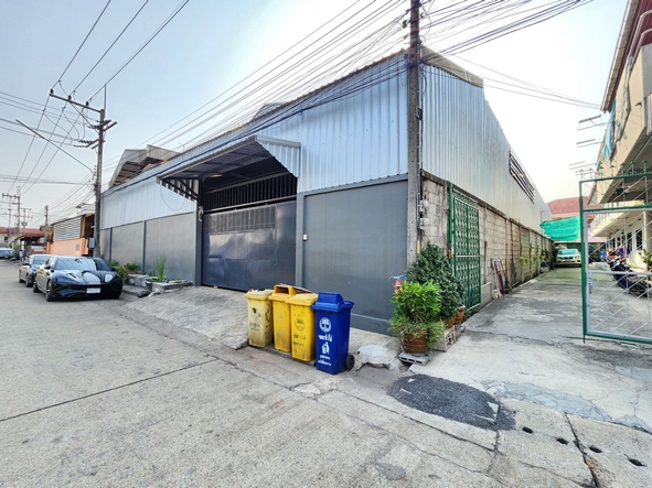 For RentWarehouseMahachai Samut Sakhon : Warehouse for rent, 2 floors, with elevator, with office, 1,600 sq m., along Khlong Bang Nam Chuet Road, Ekachai Road, near Wat Pho Chai Market