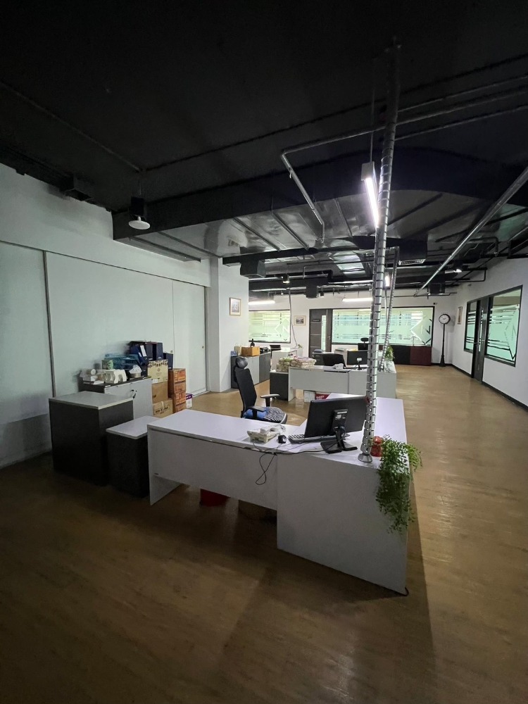 For SaleOfficeSukhumvit, Asoke, Thonglor : Office Space For Sale Near Thonglor, Ekkamai - Entire floor For your company. Best Price in the whole building. Invest Yield 10% ++