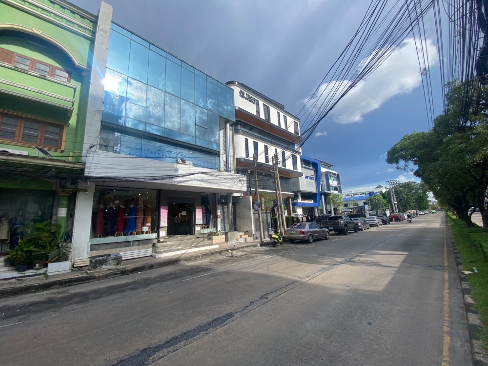 For RentShowroomLadprao101, Happy Land, The Mall Bang Kapi : For rent: 4-storey office building on Happyland Road, Line 1