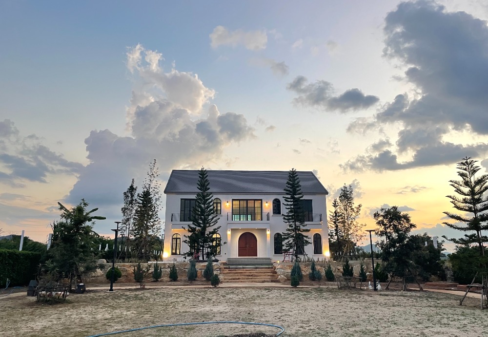 For SaleHousePak Chong KhaoYai : For sale: 2-storey detached house, European style, Khao Yai area, 180-degree panoramic mountain view, size 1 rai 2 ngan, on Pak Chong - Wang Nam Khiao Road (2235). Live there and you will be rich, the spirits will give you luck all year long.