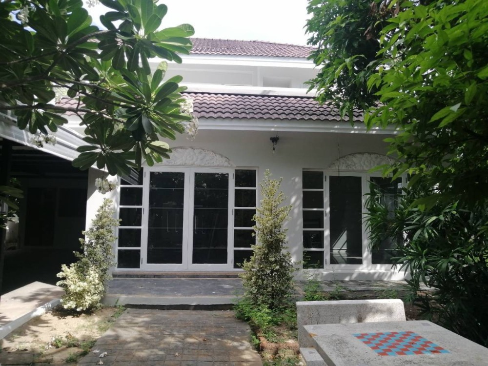 For RentHousePattanakan, Srinakarin : For rent: 2-storey detached house, Muang Thong Village, Phatthanakan Road, air-conditioning, fully furnished, 3 bedrooms, 3 bathrooms, rental price 45,000 baht per month