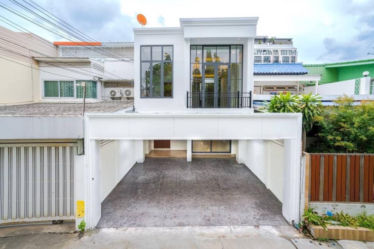 For SaleTownhouseSukhumvit, Asoke, Thonglor : 🌟 [Newly renovated] 🌟 Sell ​​Townhouse, Ekkamai 12, beautiful house, 2 car parks near Dong Ki Thonglor through Sukhumvit 71 near the expressway 🏡