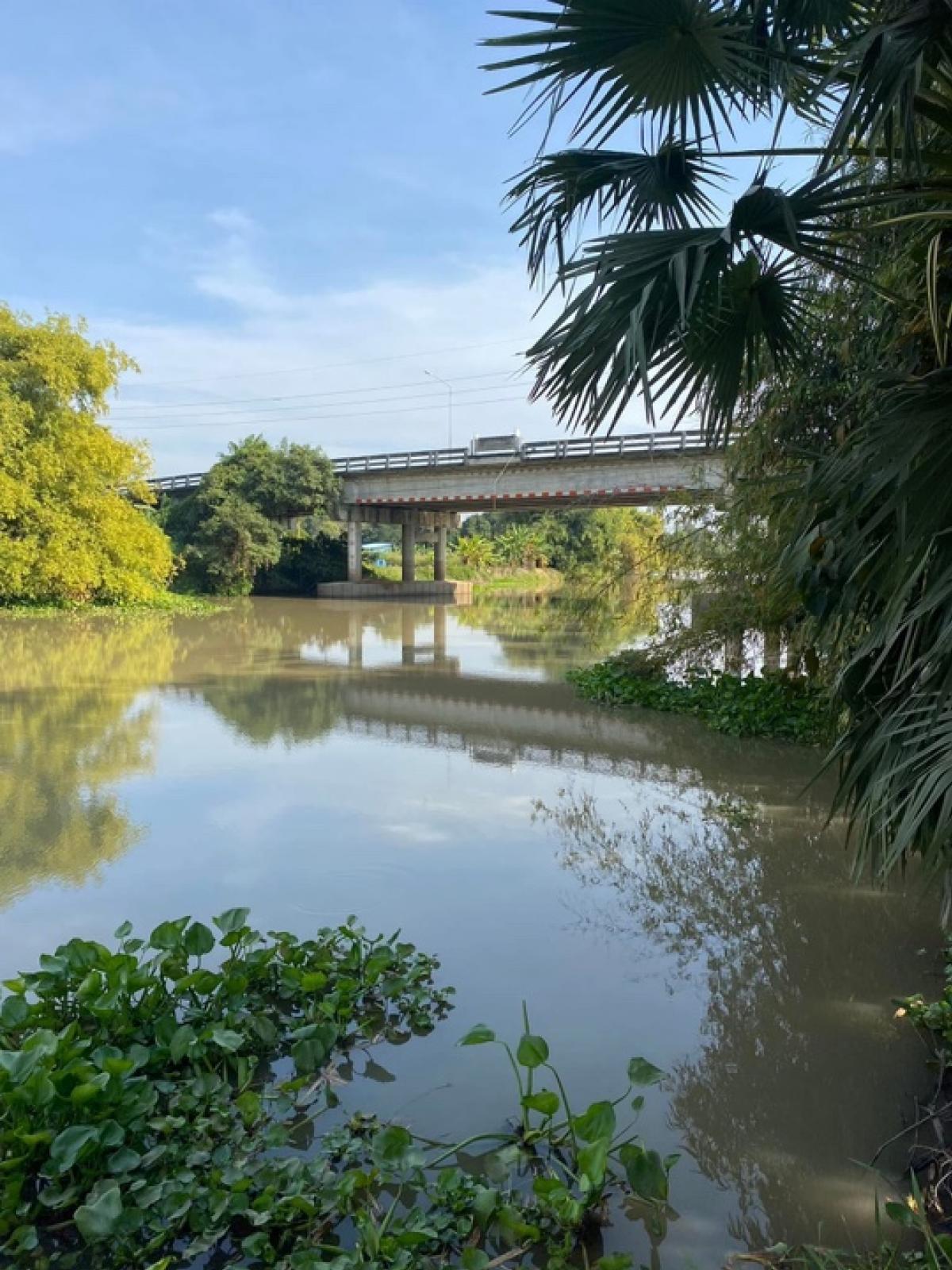 ขายที่ดินสุพรรณบุรี : (เจ้าของขายเอง) โฉนดครุฑแดงขายที่ดินติดแม่น้ำท่าจีน ติดถนนคอนกรีต 68ตรว.ใกล้บึงฉวาก อยู่แหล่งชุมชน เดินทางสะดวก