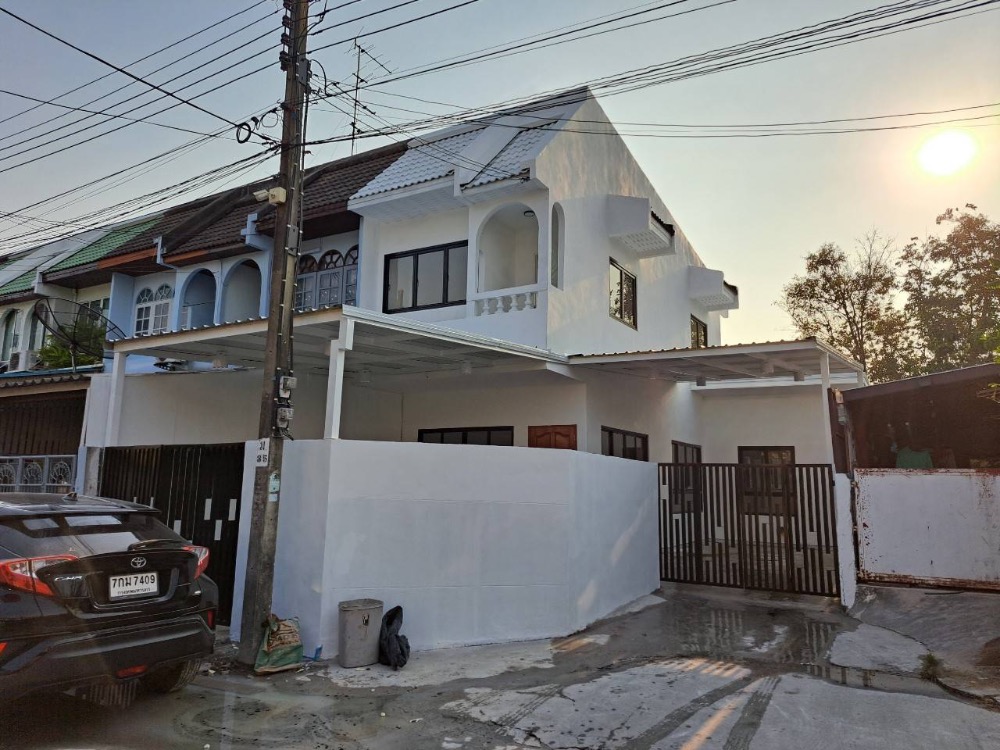 For SaleTownhomeSeri Thai, Ramkhamhaeng Nida : Townhouse for sale, renovated,(ready to move in), Srin Thep Village, Seri Thai 63