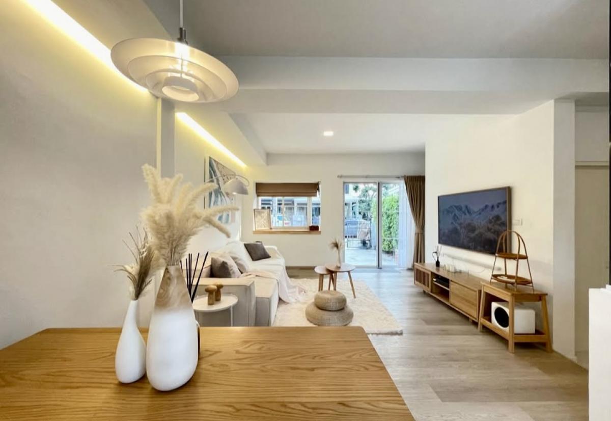 For RentTownhomeBangna, Bearing, Lasalle : 🌟For Rent: Townhome in Indy Bangna, Ramkhamhaeng 2. This two-story townhome features 3 bedrooms and 3 bathrooms. It comes fully furnished and is nicely decorated.💥Rental Fee: 65,000 THB/month.