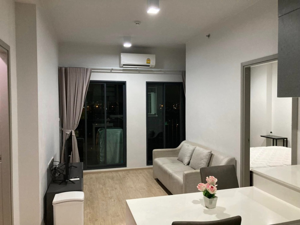 For RentCondoRama9, Petchburi, RCA : Condo, Floor 17, with beautiful decorative furniture for rent in Rama 9-Hua Mak Near Foodland, Hua Mak, only 260 meters.