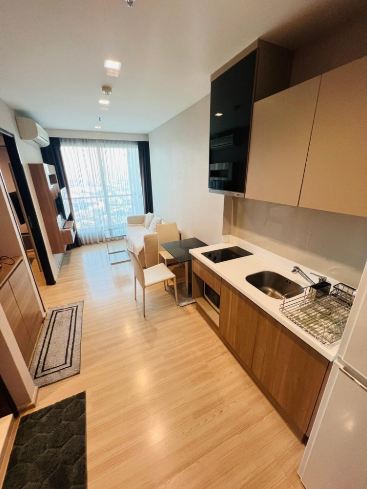 For RentCondoSathorn, Narathiwat : Condo, floor 35, good location with beautiful decorative furniture for rent in Sathorn-Bang Rak area, near BTS, Saphan Taksin, only 450 meters.