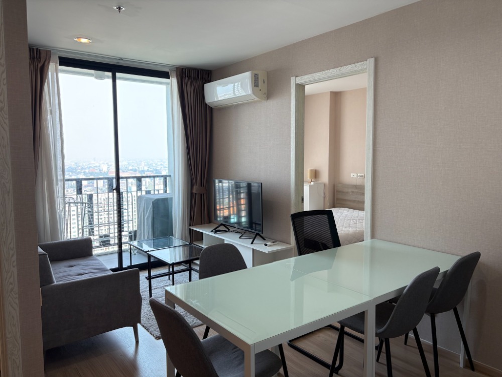 For RentCondoOnnut, Udomsuk : Condo, 28th floor, with beautiful decorative furniture for rent in Onnut-Sukhumvit area, near Big C Extra Onnut, only 450 meters.