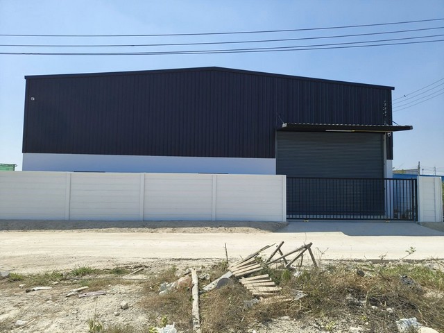 For RentWarehouseChaengwatana, Muangthong : RK604 for rent 200 square meters of warehouse, 595 sqm. 1 office. There is a bathroom near Muang Thong Thani, Bang Pak Kred District.