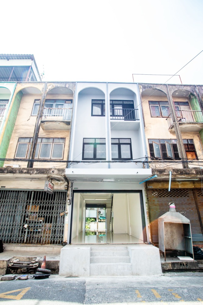 For SaleShophouseRamkhamhaeng, Hua Mak : For sale: 3-storey commercial building, 12 sqw, Soi Ramkhamhaeng 32, renovated.