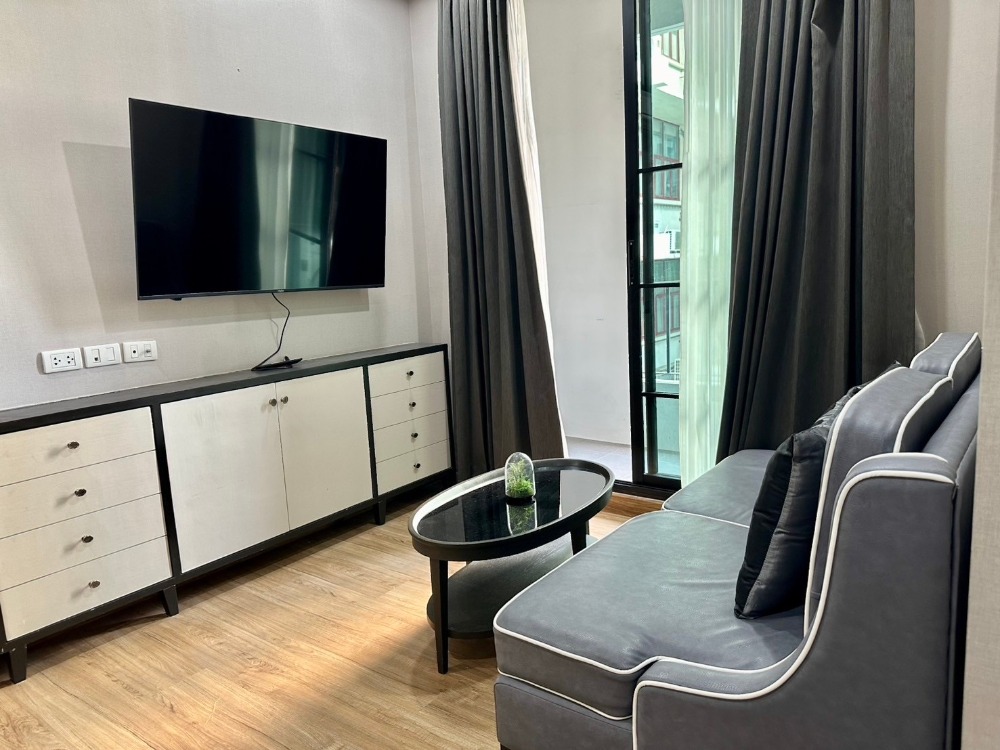 For SaleCondoSiam Paragon ,Chulalongkorn,Samyan : 🔥 Dont miss it! The Reserve Kasemsan 3 rooms are beautiful, very good condition. The project is peaceful. Little units, providing privacy, near Siam, very convenient to travel, 1 bedroom, 1 bathroom, 38.55 sq.m., selling only 5,900,000 baht. Contact 09686