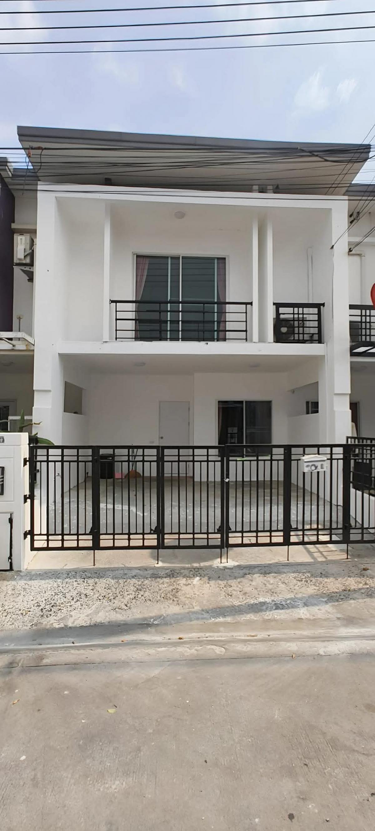 For RentTownhousePhutthamonthon, Salaya : 📌 House for rent #Phutthamonthon Sai 4 📣 3 bedrooms, 2 bathrooms, 1 car park, 1 in front of the house ❇️ Rent 9,000 / month ❇️ 1 year rental contract (year per year) ❇️ Payment of 2 month insurance + 1 month in advance ✅ Air 1 body ✅ Water pump, water tan