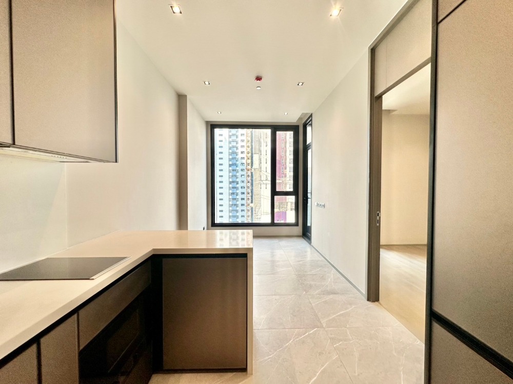 For SaleCondoSukhumvit, Asoke, Thonglor : New condo for sale on Sukhumvit Road, near BTS Thonglor, only 9.9 million buildings. This price has only 2 rooms (062-4163966 Praew)