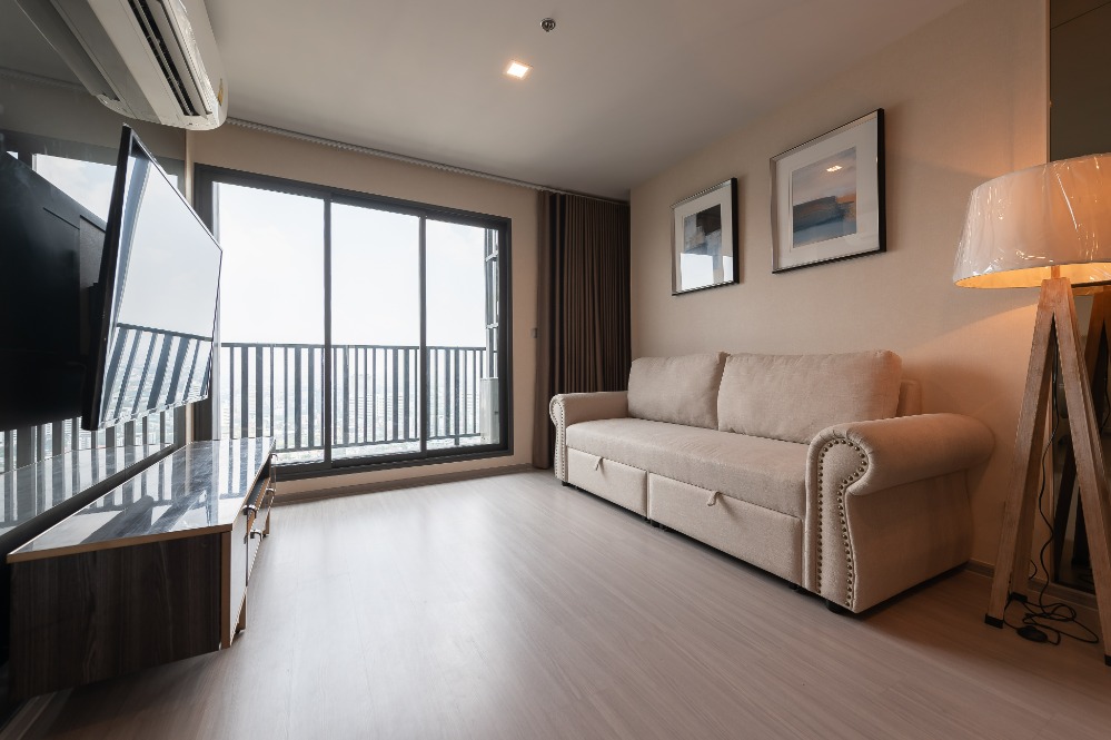 For SaleCondoLadprao, Central Ladprao : Selling Life Ladprao 2 bedrooms, high class, corner room, BTS five Lat Phrao Intersection and near MRT Phahonyothin.