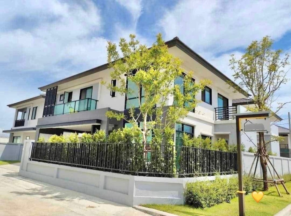 For RentHouseSamut Prakan,Samrong : Rent a large detached house Britania Project Bang Na-Suvarnabhumi Km. 26 with 4 bedrooms, 5 bathrooms with fir+electrical appliances. Usable area 245 square meters Can raise animals, rent 120,000 baht/month