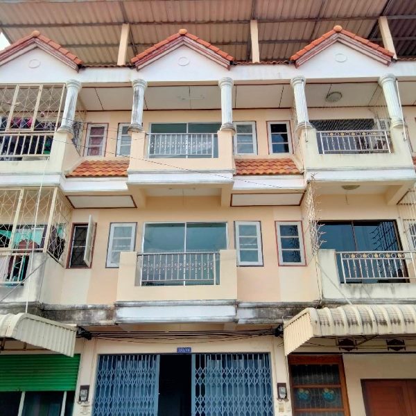 For SaleShophousePattaya, Bangsaen, Chonburi : Code C-27594 Sell 3-story commercial buildings near the market in front of Chon Buri City Shrine, Soi Thi Kamarak, near Futsal Chon Buri Blue Wave 2,600,000 ฿