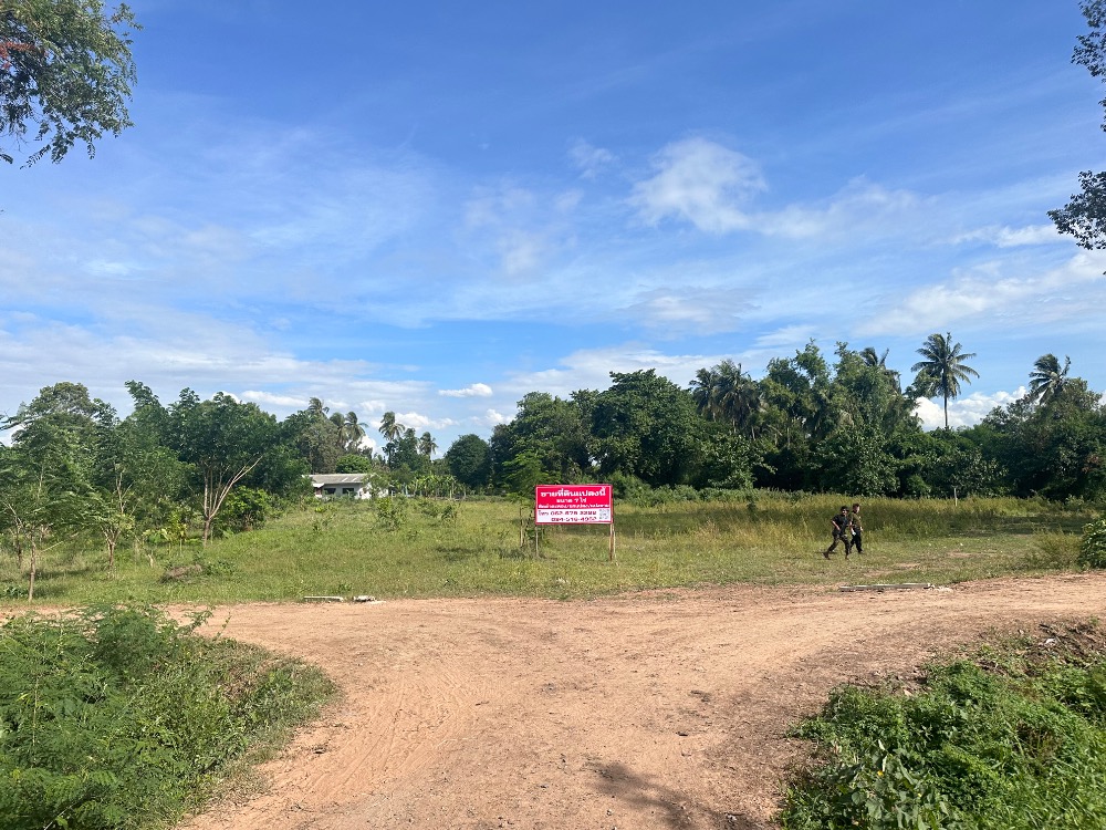 For SaleLandKorat Nakhon Ratchasima : Quick sale of land next to the waterfront.