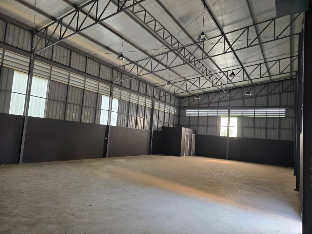 For RentWarehouseMahachai Samut Sakhon : Warehouse for rent in Samut Sakhon, Mueang District, Samut Sakhon Province (Rama II), Soi 4), 200 sqm. The alley is not a big car, easy to in and out.