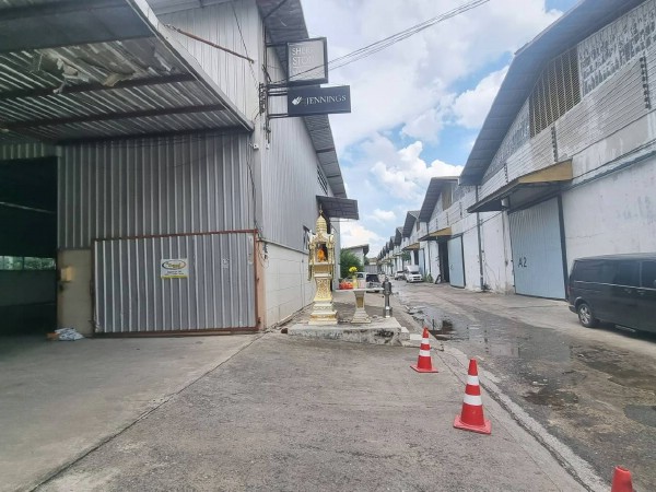 For RentWarehouseYothinpattana,CDC : Rental warehouses with offices in the area of ​​700 sqm. Very good location. In the area of ​​Soi Pho Kaew 3, Bang Kapi, good location, in and out of Ram Inthra, Ladprao 101, Nawamin Road, Convenient in and out.