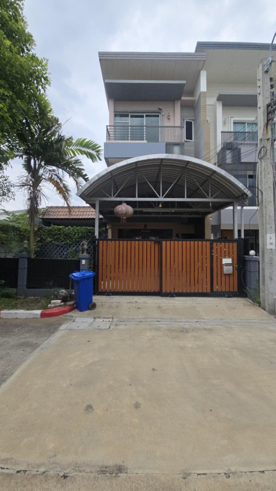 For RentTownhomePattanakan, Srinakarin : 3-story townhome, beautiful corner room for rent in Bangkok, Athletics-Srinakarin Near the market of Bangkok athletics, only 2.4 km.