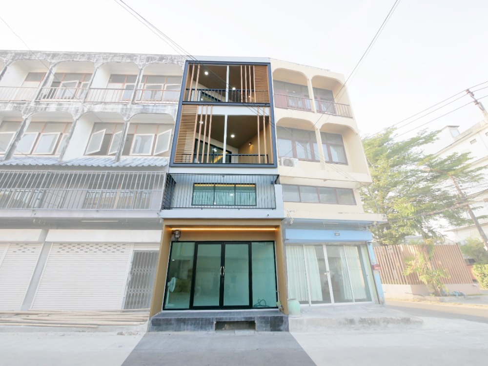 For SaleShop HouseOnnut, Udomsuk : Selling a new renovated 3 -story commercial building, Soi Chalerm Phra Kiat 6, size 12 sq.w., has many parking spaces in front of the building. Reworked the whole building