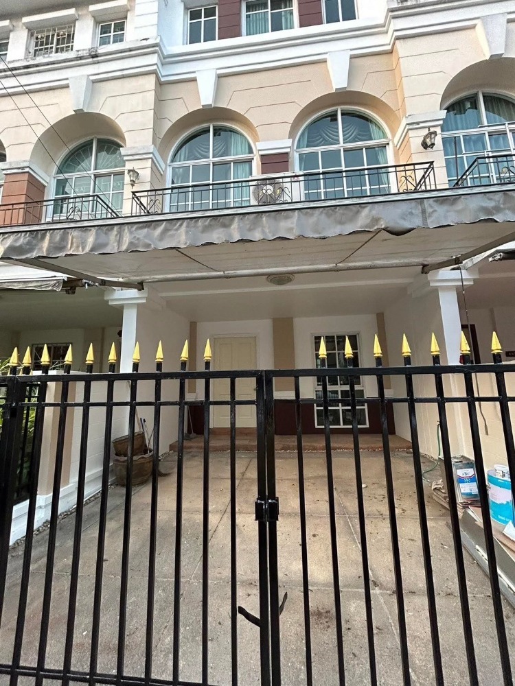 For RentTownhouseKaset Nawamin,Ladplakao : Rent a townhome  Plus City Park Kaset-Nawamin Air, 4 machines, some furniture There are 3 bedrooms, 4 bathrooms. Rental price 26,500 baht