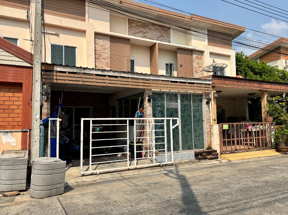 For SaleTownhousePathum Thani,Rangsit, Thammasat : Townhouse 22.7 sq.w. of good condition, with 4 bedrooms near Lam Sam Kaew Municipality, Lam Luk Ka 2 The First Home