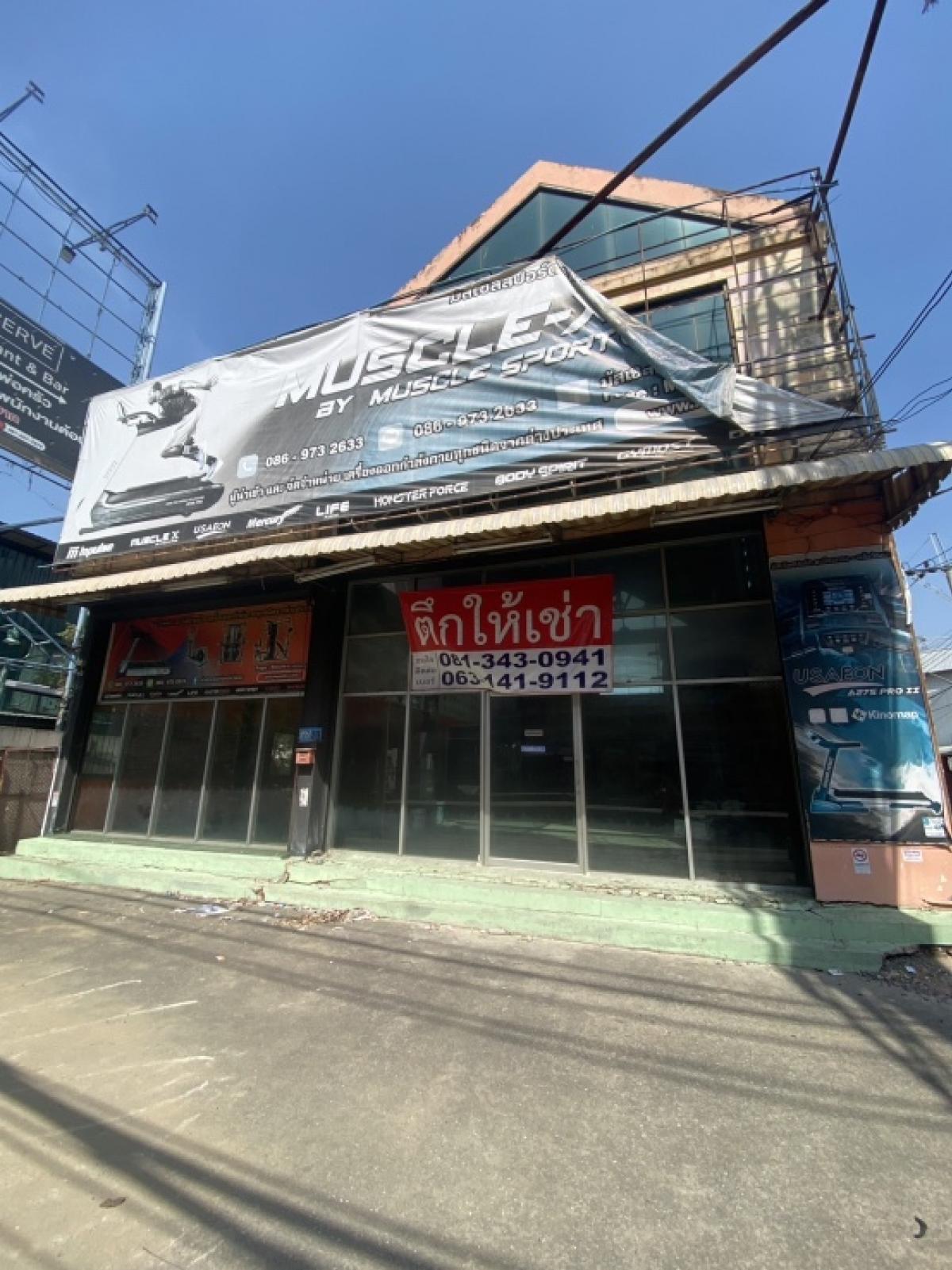 For RentShowroomChaengwatana, Muangthong : Land rental with buildings next to Chaeng Watthana Road Near the train station With billboards