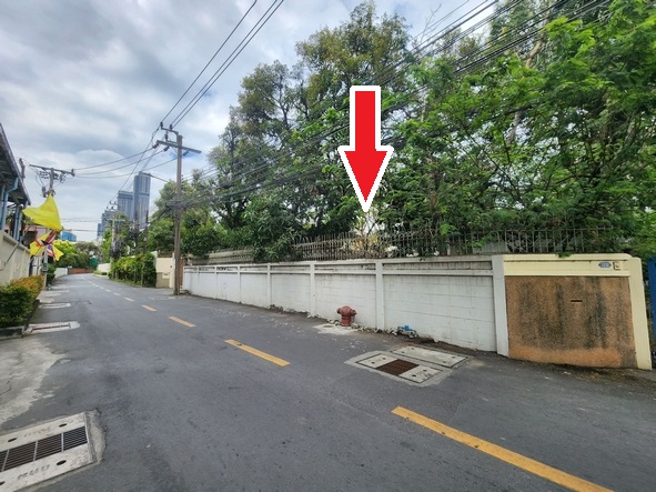 For SaleLandSukhumvit, Asoke, Thonglor : Land for sale at 109 sq.wah, then Soi Ekkamai 12 or Soi Pridi Phanomyong 37, only 2 km from Sukhumvit Road, suitable for building an apartment office.