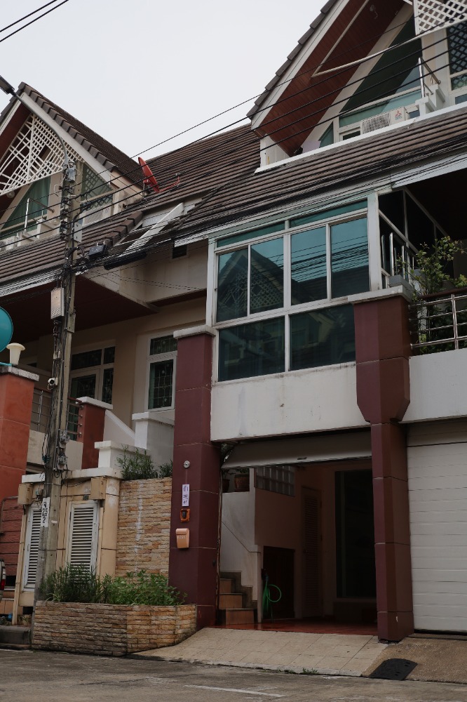 For RentTownhouseLadprao101, Happy Land, The Mall Bang Kapi : 3 -story townhome for rent, Merrit Place Village, Lat Phrao 87 Air Furniture There are 4 bedrooms, 3 holes. Rental price 20,000 baht