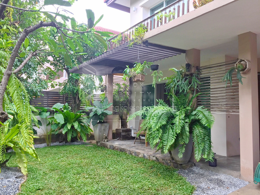 For RentHousePattanakan, Srinakarin : Pets friendly house for rent on Srinakarin Road